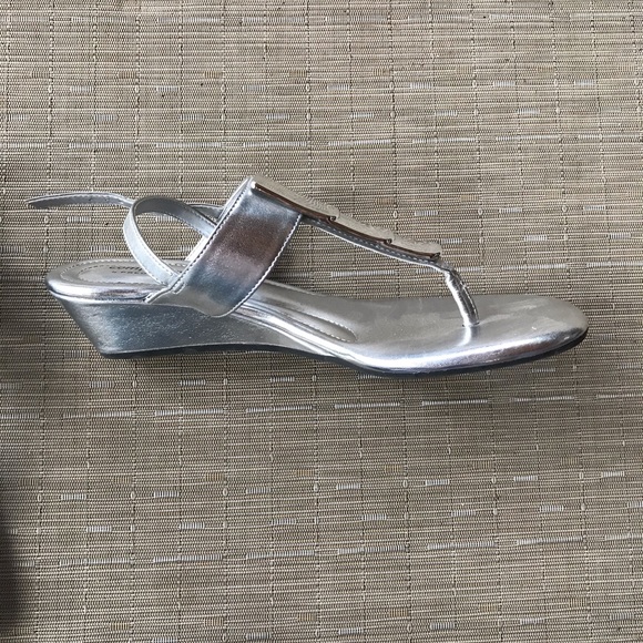 😀 $30/3 Silver wedge sandal Comfort Plus - Picture 1 of 3